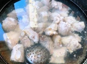 排骨放入锅中添加适量清水放入糖、盐、姜、花椒、八角调味盒倒入料酒大火煮起来