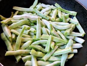 锅中倒入底油加热放入葱姜蒜爆香再放入芸豆大火快速翻炒