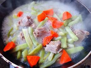 炖至汤汁一半时放入胡萝卜和盐改中火继续炖制