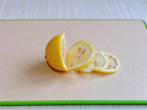 柠檬冷水冲洗，再用盐搓，再次冷水冲洗干净，切片，去籽。