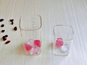 首先将冰块放入杯中。