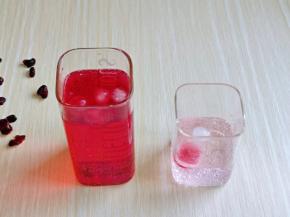 先倒入气泡水。