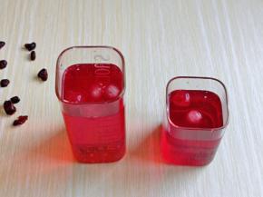 再倒入蔓越莓果汁。