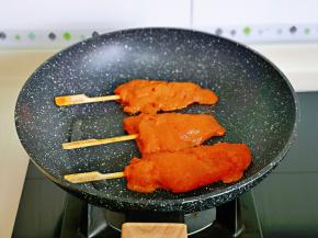 首先我们先把鸡柳煎熟，平底锅刷少许油，放入鸡柳，小火煎。