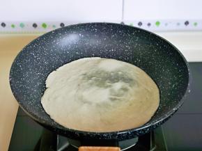 另起油锅，放入一张手抓饼，中小火煎饼。
