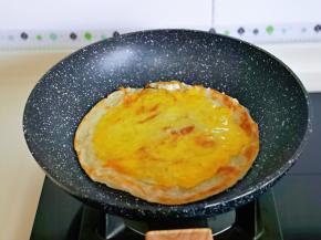 磕入一枚鸡蛋，用筷子打散。