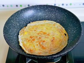 翻面，将鸡蛋煎至凝固即可出锅。