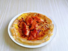 再放入煎好的鸡柳块，卷起来即可。