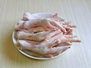 首先我们一定要把凤爪的指甲剪掉，这一步绝对不可以省略。