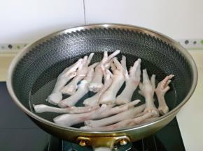 鸡爪焯水: 冷水下锅，大火烧开，煮2分钟。