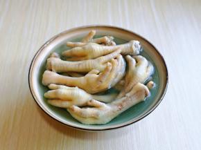 煮好后捞出用冷水反复冲洗，再冷水中泡5分钟。