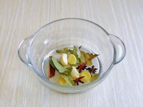 将香叶，桂皮，蒜。姜，八角，放入器具中。