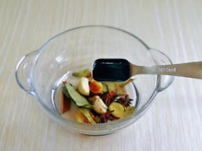 加入一勺红烧酱油。