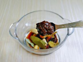 加入1大勺豆瓣酱。