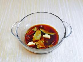 加入少许纯净水，搅拌均匀。