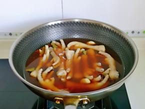 把调味料倒入锅中，加入纯净水，放入凤爪，水量没过凤爪为佳。