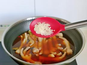 再加入冰糖，不喜欢可以少放，建议不能不放。