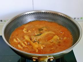 盖上盖子烧开，转小火炖30分钟。