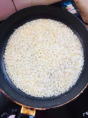平底锅烧热倒入适量的油，放入蒜蓉小火炒至变色！