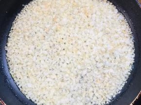 平底锅烧热倒入适量的油，放入蒜蓉小火炒至变色！