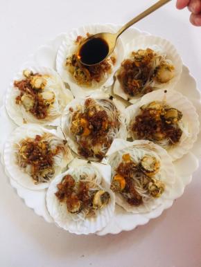 在每份扇贝上淋一勺蒸鱼豉油！