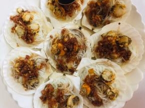 在每份扇贝上淋一勺蒸鱼豉油！