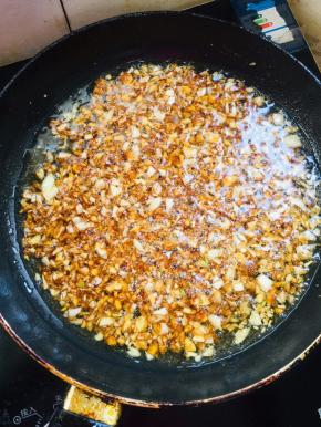 放入两勺海鲜酱油，一勺蚝油，一勺盐，一勺糖，一勺鸡精炒匀即可！