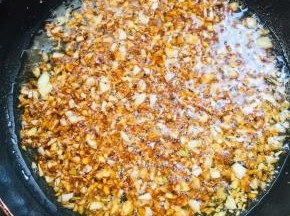 放入两勺海鲜酱油，一勺蚝油，一勺盐，一勺糖，一勺鸡精炒匀即可！