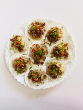 再在上面放上青椒，红泡椒丁，葱花！