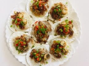 再在上面放上青椒，红泡椒丁，葱花！