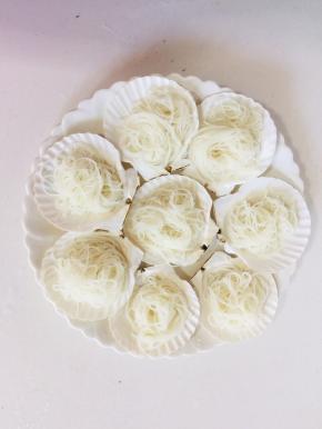 扇贝壳用开水煮5分钟左右，再清洗干净沥干水分，把泡好的粉丝放在扇贝壳上！