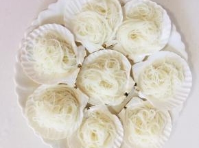 扇贝壳用开水煮5分钟左右，再清洗干净沥干水分，把泡好的粉丝放在扇贝壳上！