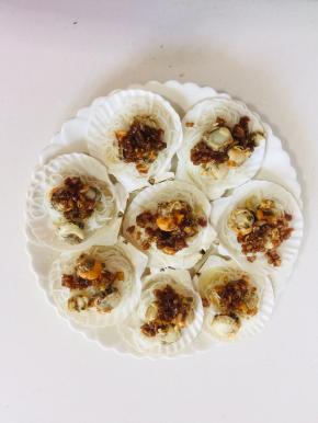 把炒好的蒜蓉放在上面！