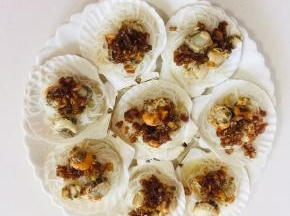 把炒好的蒜蓉放在上面！