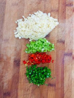 蒜瓣剁成蒜蓉，青椒，红泡椒切成小粒，葱切成葱花备用！没有红泡椒的也可以用小米辣代替！