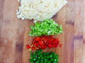 蒜瓣剁成蒜蓉，青椒，红泡椒切成小粒，葱切成葱花备用！没有红泡椒的也可以用小米辣代替！