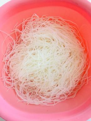 粉丝提前用温水泡软，捞出沥干水份备用！