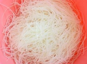 粉丝提前用温水泡软，捞出沥干水份备用！