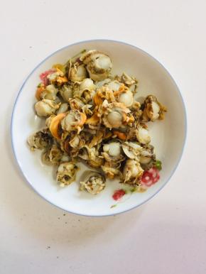 扇贝肉去内脏，清洗干净沥干水份备用！
