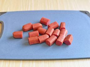 鸡肉肠切小段。