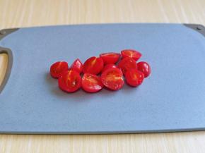 小番茄洗干净，对半切。