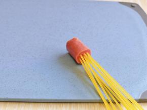 取一段肠，穿入多根意面，没有难度，但是需要一点耐心。