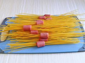 依次穿好的香肠意面。