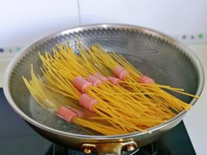 锅中加入水烧开，下穿肠意面。