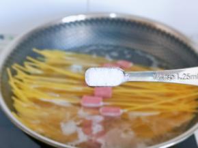 按个人口味加入盐。