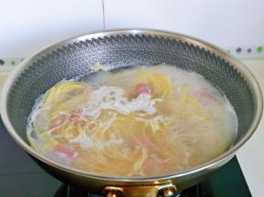 将穿肠意面煮熟，煮意面的最佳时间一般8分钟左右，当然也要根据实际情况另定，总之煮熟即可，