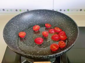起油锅，加入小番茄翻炒。