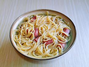 煮熟的意面，过纯净水，再捞出淋干水分。