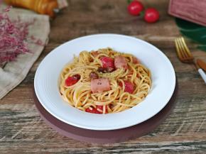 盛出装盘，加入炒好的牛肉酱，拌均匀，撒上罗勒碎即可。