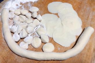 面粉倒入适量清水活成面团醒至面团光滑均匀搓揉排气揉成长条再切成饺子剂子后擀成饺子皮